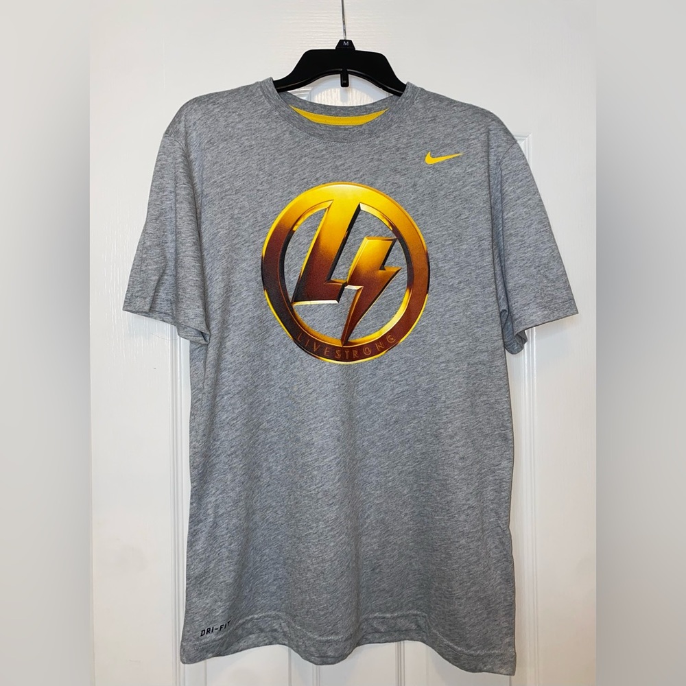 Gray, Medium, Nike short sleeve shirt.